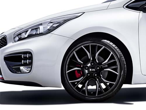 Первые фотографии прибывших KIA Ceed GT в РФ